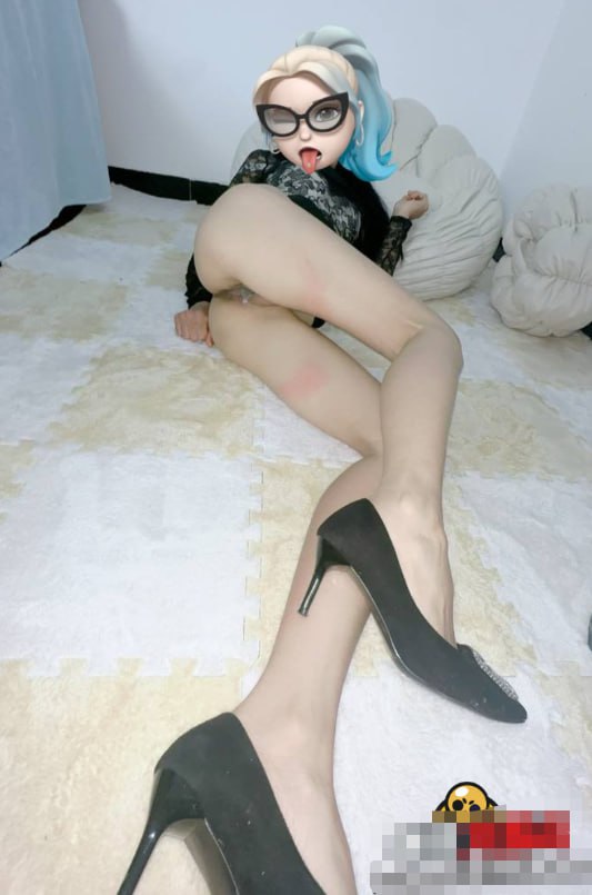 皇上捏住宫女的双乳 第一十九章 太狠了  皇上捏...